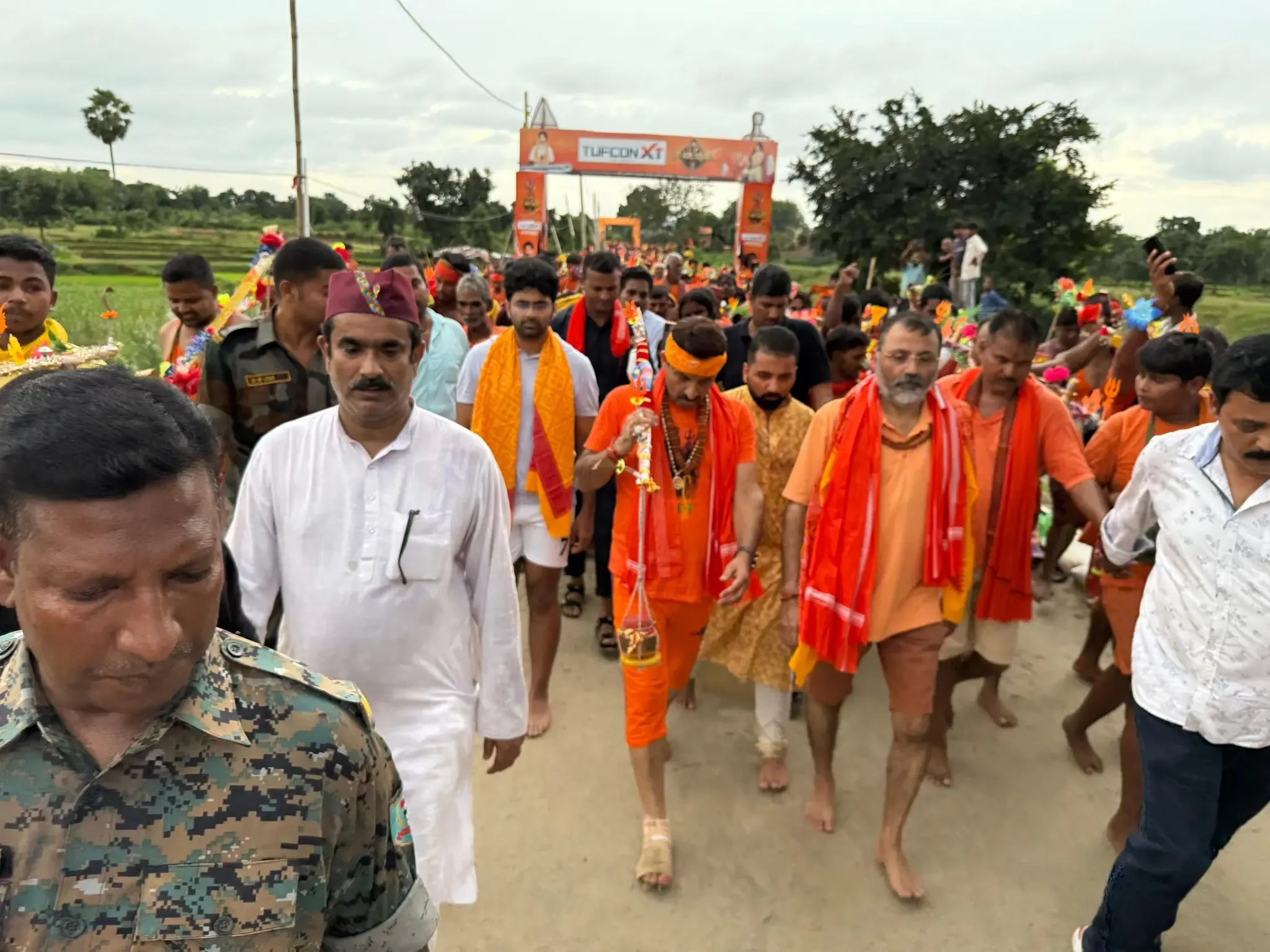 क्या मनोज तिवारी ने 105 किमी की कांवड़ यात्रा पूरी कर देवघर पहुंचकर बाबा बैद्यनाथ को जलाभिषेक किया?