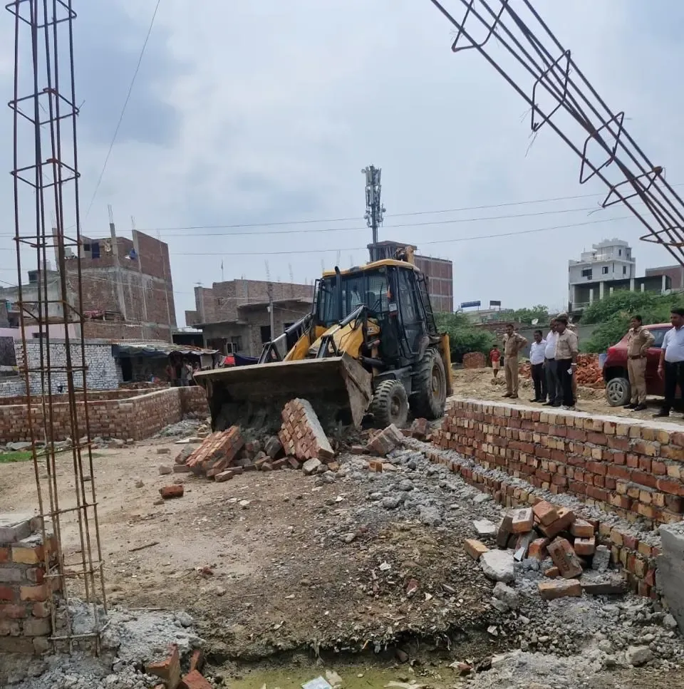 क्या नोएडा में अवैध निर्माण पर बुलडोजर एक्शन के तहत 18 करोड़ की जमीन अतिक्रमण मुक्त हुई?