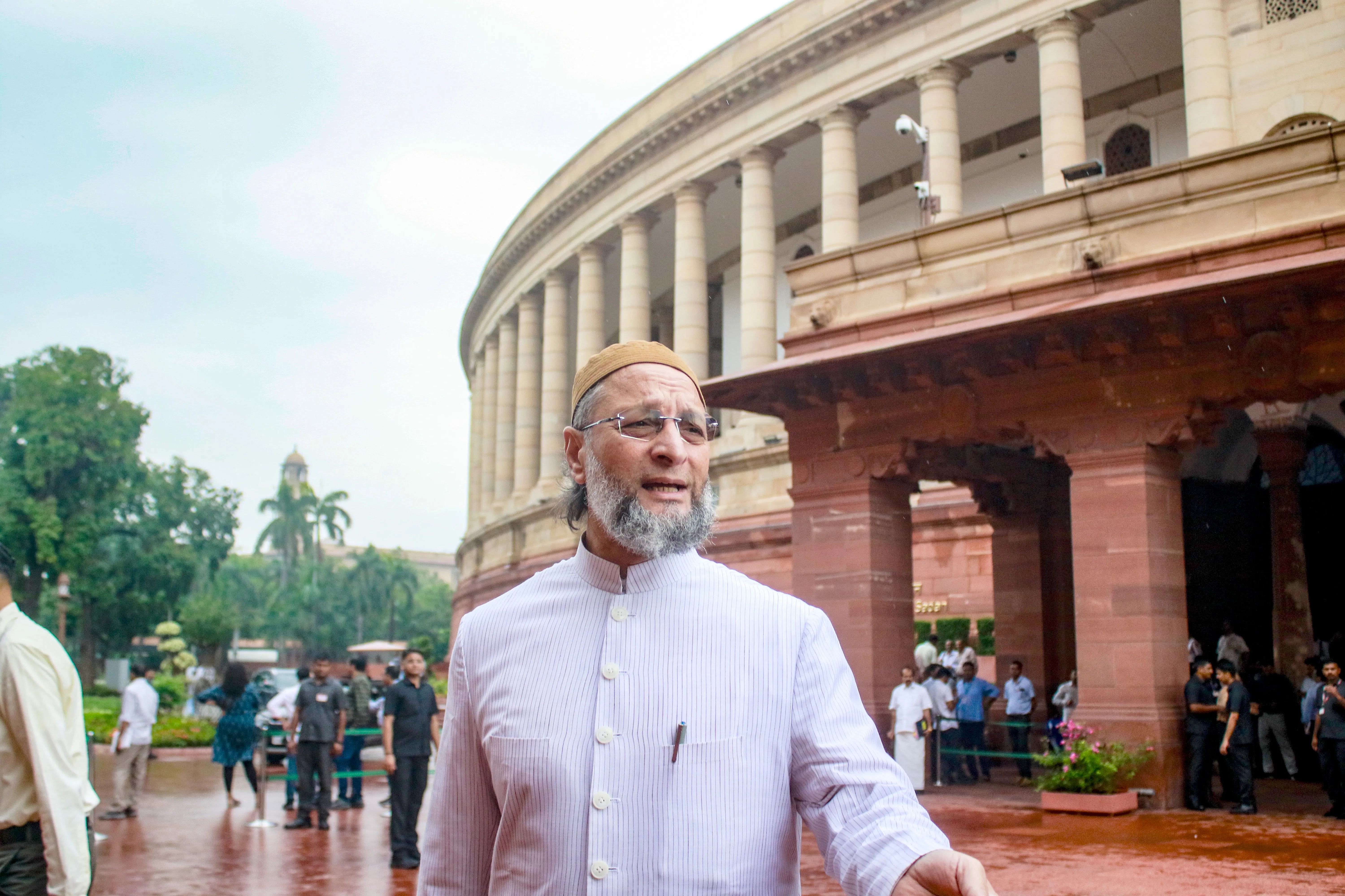Why is Owaisi Criticizing the Centre and Maharashtra Over the 2006 Mumbai Blasts Appeal?
