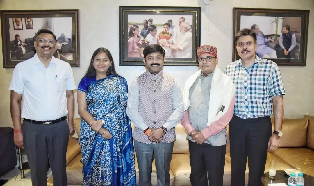 क्या सूरीनाम में भारत के राजदूत सुभाष पी गुप्ता ने यूपी के औद्योगिक विकास मंत्री से बातचीत की?