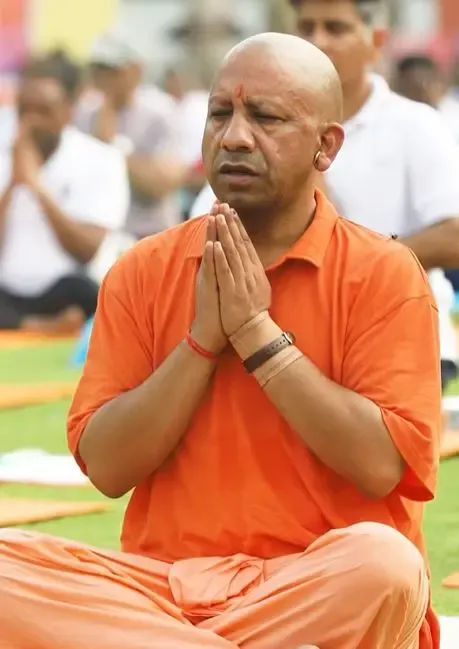 क्या गोरखपुर में सीएम योगी ने किया योगाभ्यास और विश्व कल्याण का मार्ग प्रशस्त किया?