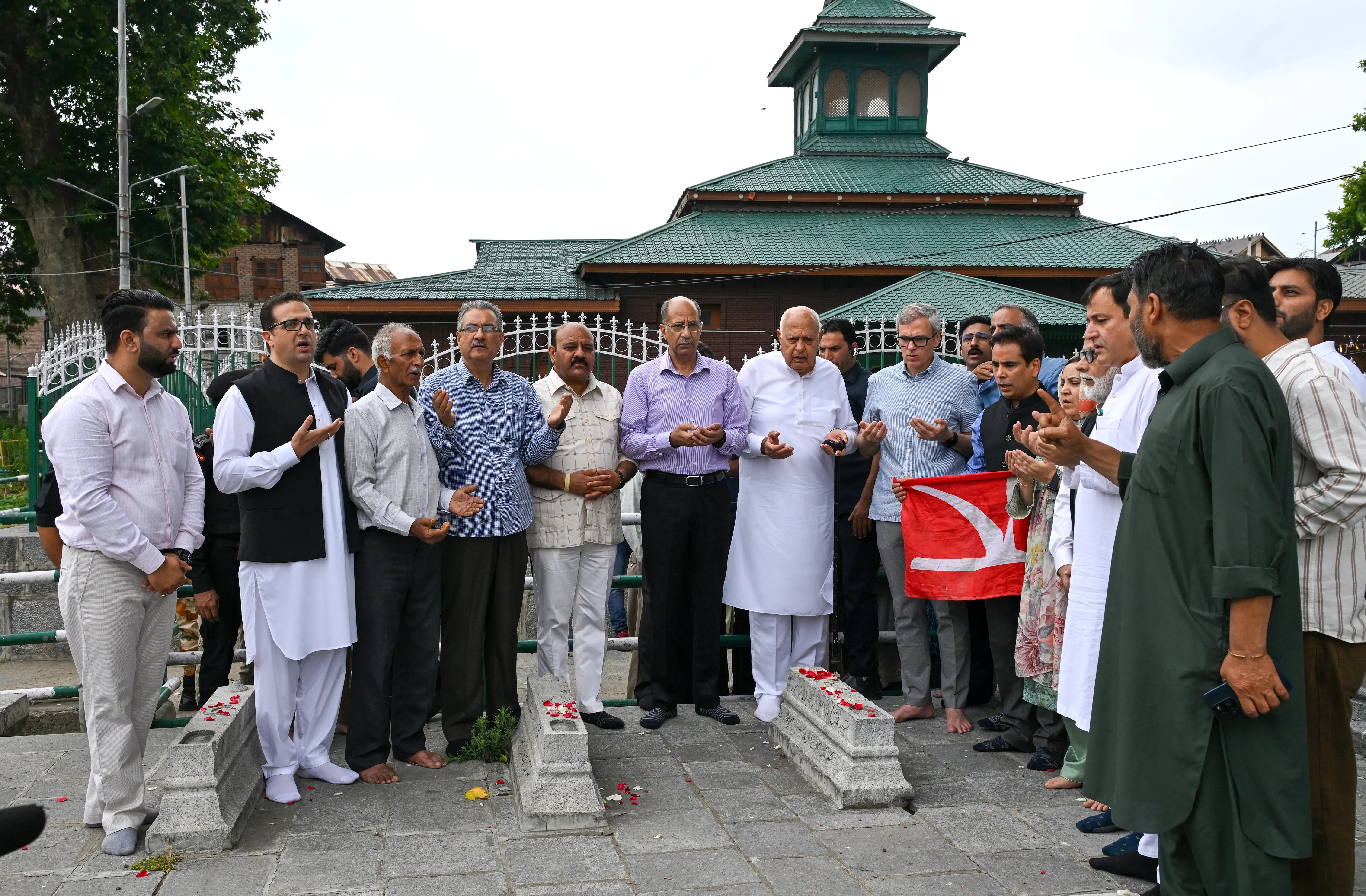 क्या शहीदी दिवस पर फातिहा पढ़ने से रोकने का मामला राजनीति का हिस्सा है?