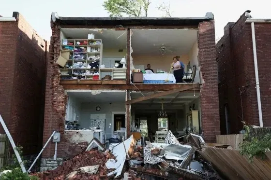 How many lives were lost as tornadoes hit Missouri and Kentucky?