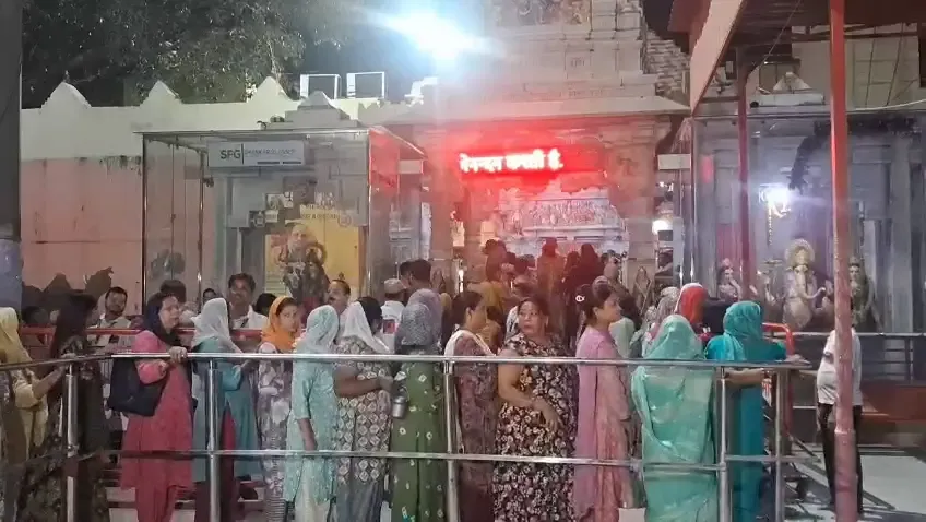 क्या गाजियाबाद के दूधेश्वर नाथ मंदिर में भक्तों की लंबी कतार लगी है?
