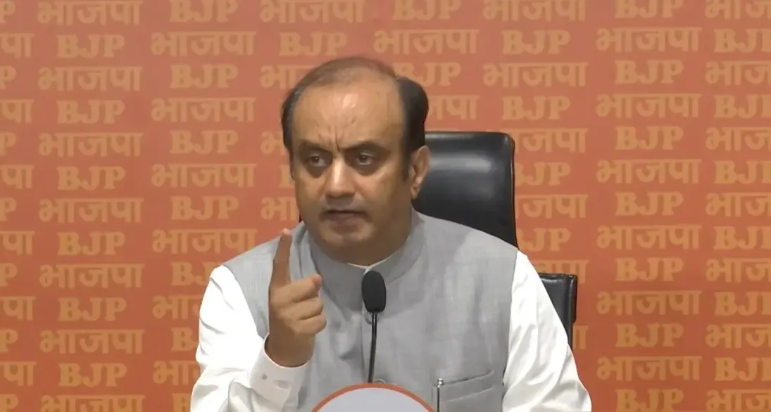 क्या 50 साल बाद भी विपक्ष संविधान को कूड़ेदान में फेंकने की आदत से बाहर नहीं निकल पाया?