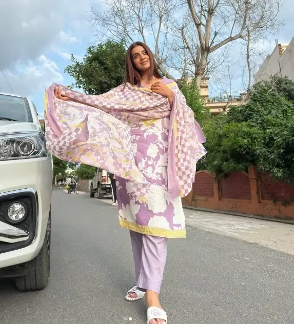 क्या अक्षरा सिंह के सोशल मीडिया पोस्ट ने खींचा ध्यान, कैप्शन में झलकी 'टूटी भावनाओं संग जीने की हिम्मत'?