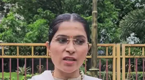 क्या अयोध्या पौल ने निरहुआ पर सही जवाब दिया?