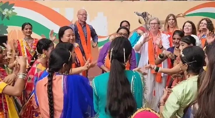 क्या अमेरिका का डेलिगेशन दिल्ली के सरकारी स्कूल में छात्रों के साथ मस्ती कर रहा है?