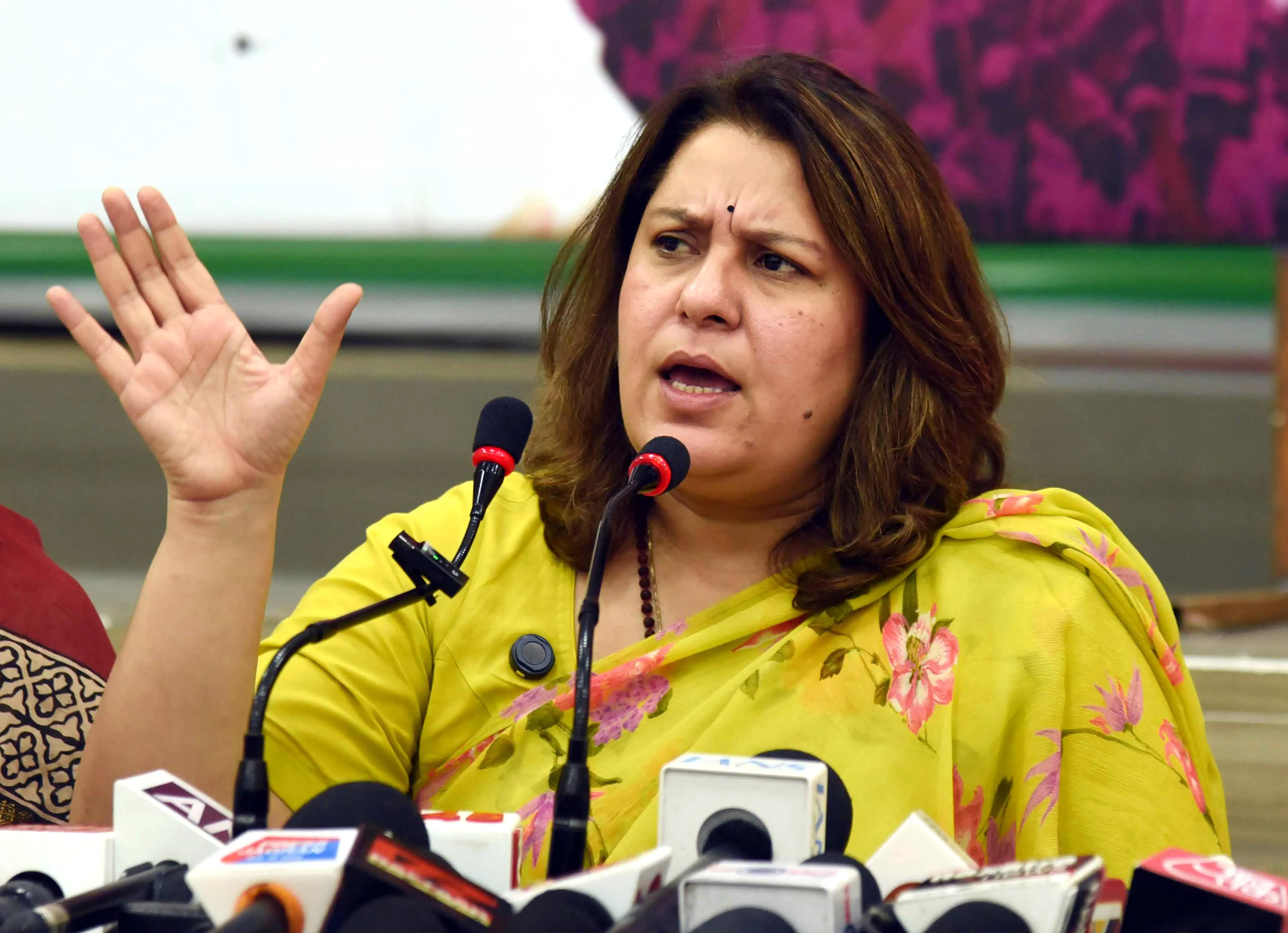 क्या पैसे का लेन-देन न होने पर मनी लॉन्ड्रिंग का मामला बन सकता है: सुप्रिया श्रीनेत?