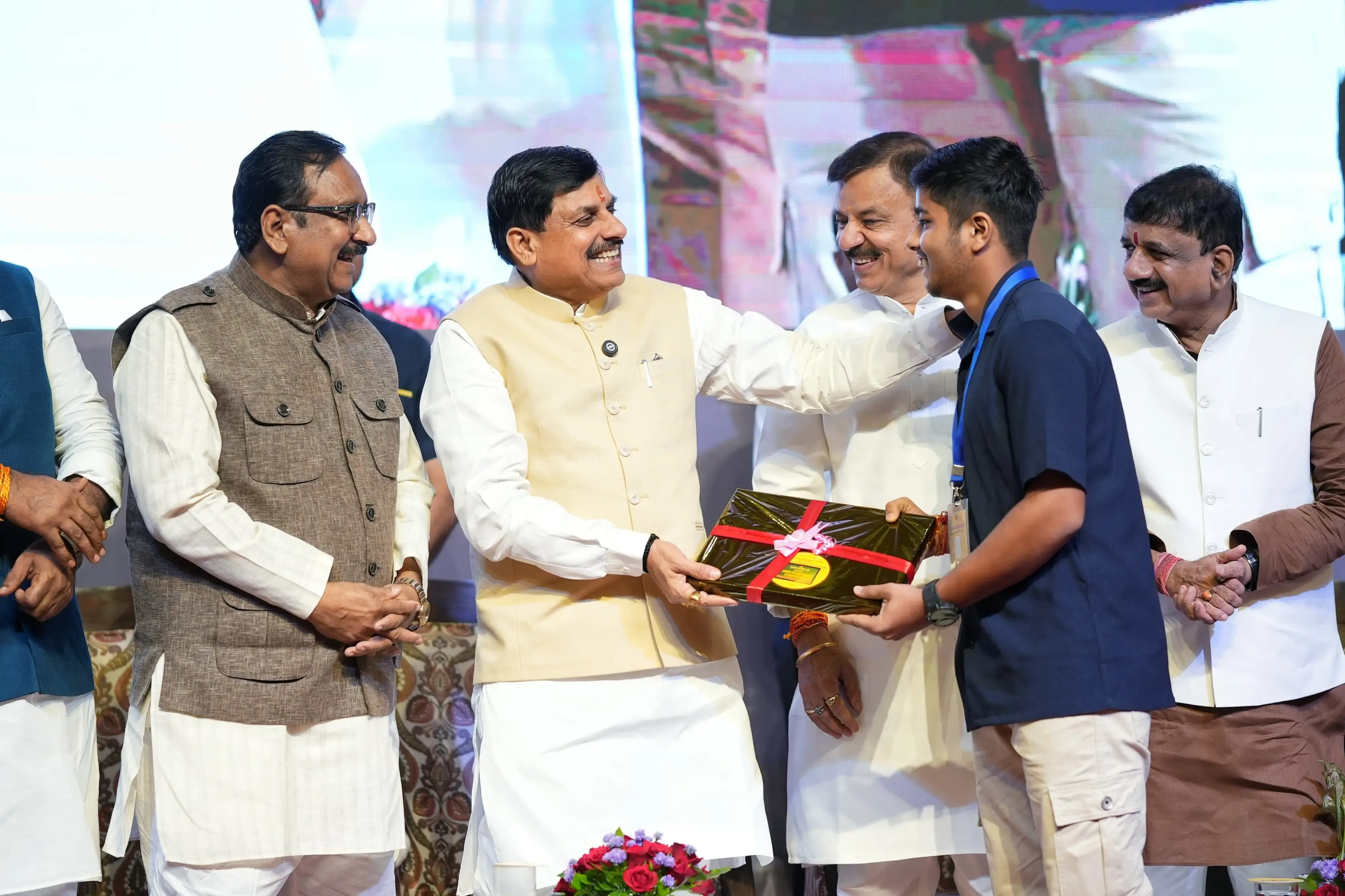 क्या सीएम मोहन यादव ने 94 हजार मेधावी छात्रों को लैपटॉप के लिए 25 हजार रुपये की राशि वितरित की?