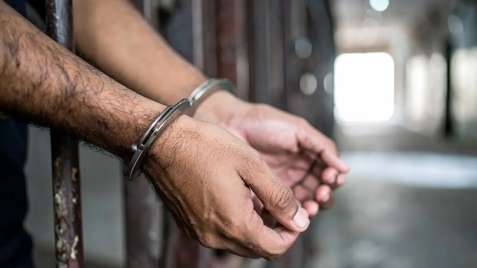 क्या महाराष्ट्र के मालवणी पुलिस ने कोडीन कफ सिरप की 700 से अधिक बोतलें जब्त की हैं?
