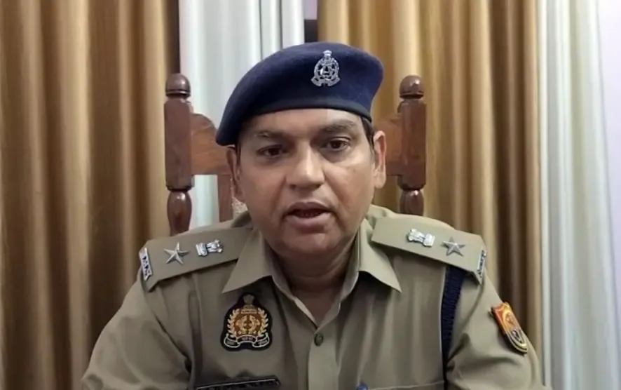 क्या उत्तर प्रदेश में एक निजी बस ट्रक से टकराई? तीन की मौत
