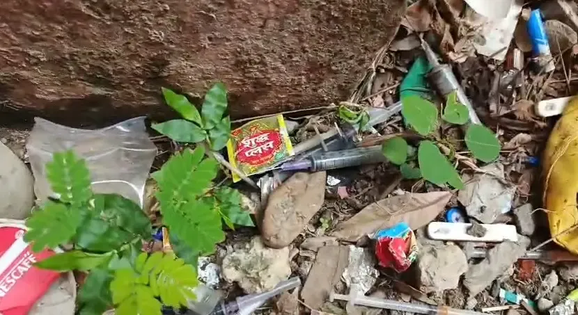 क्या उत्तर प्रदेश के देवरिया के सामुदायिक स्वास्थ्य केंद्र में लापरवाही है?