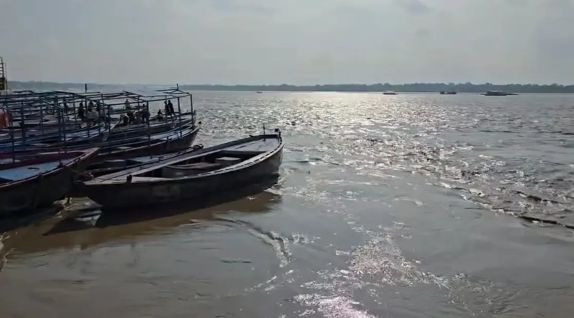 क्या वाराणसी में गंगा का जलस्तर बढ़ने से धार्मिक गतिविधियाँ प्रभावित हो रही हैं?