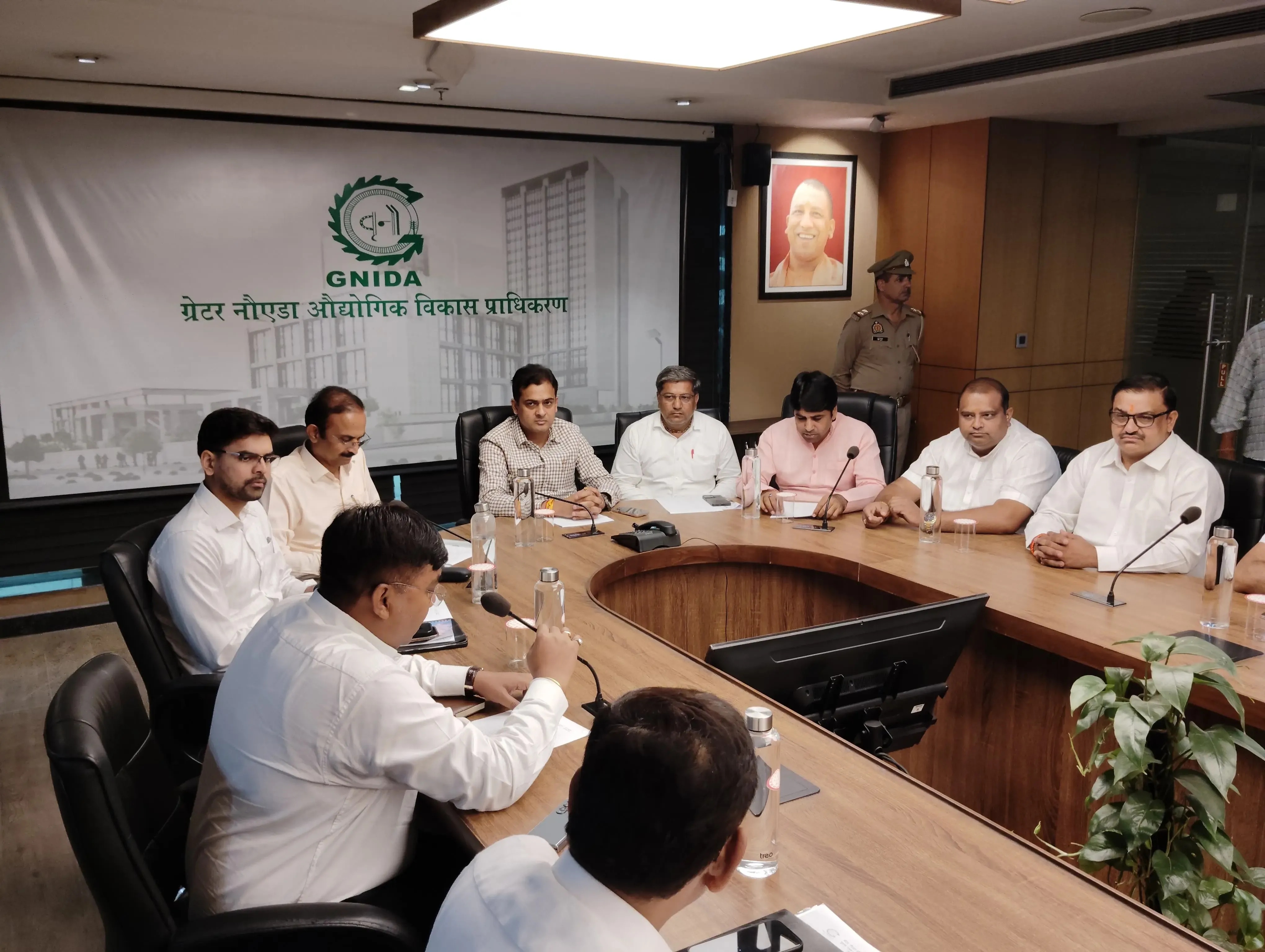 क्या किसानों के चेहरे खिल उठे हैं जब उन्हें आबादी भूखंड मिले? ग्रेटर नोएडा प्राधिकरण में हुआ ड्रॉ