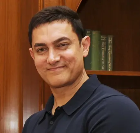 Aamir Khan's First Public Outing with Girlfriend Gauri