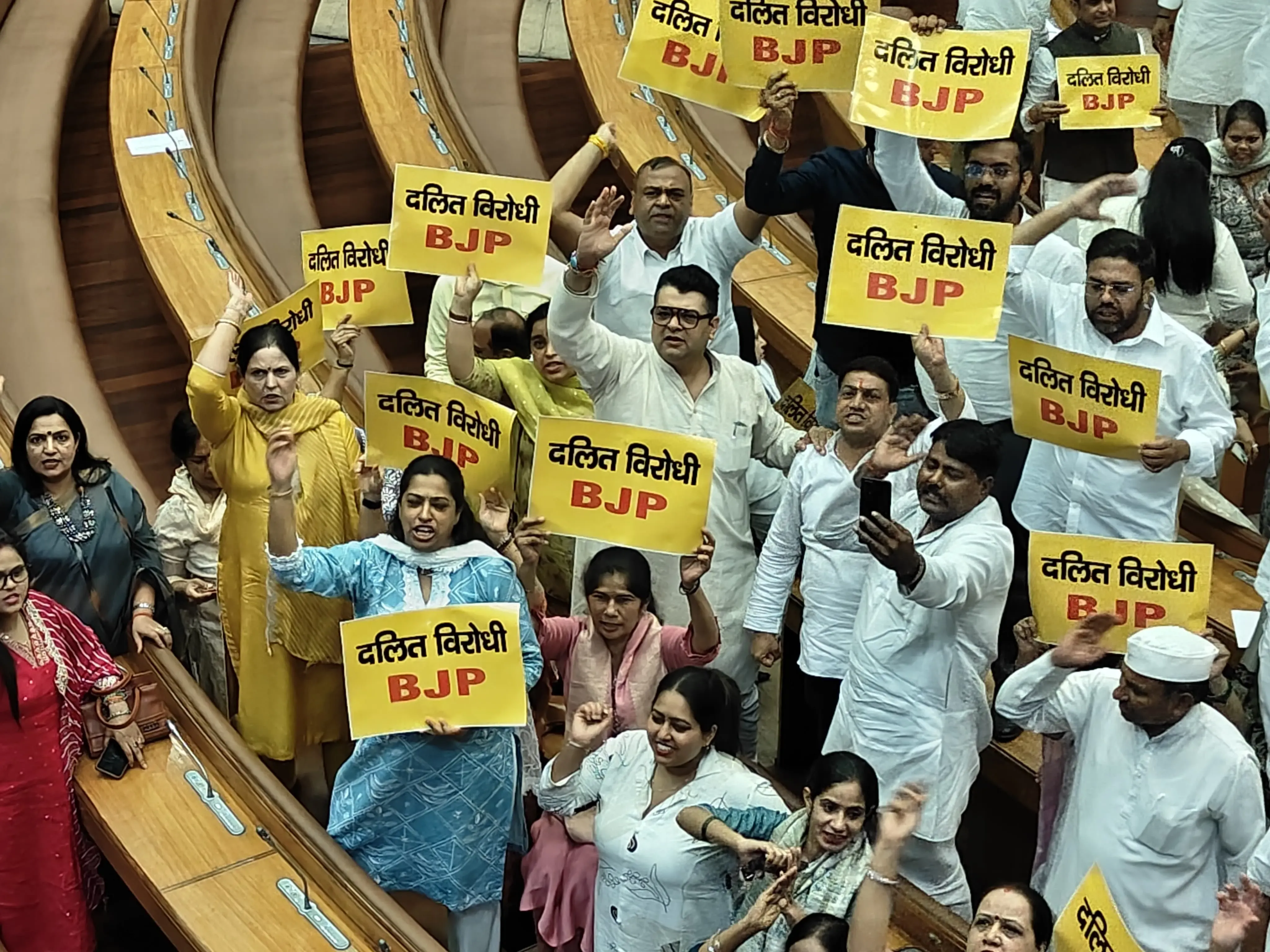 क्या 'आप' पार्षदों ने एमसीडी सदन में प्रदर्शन कर भाजपा पर दलितों का हक छीनने का आरोप लगाया?