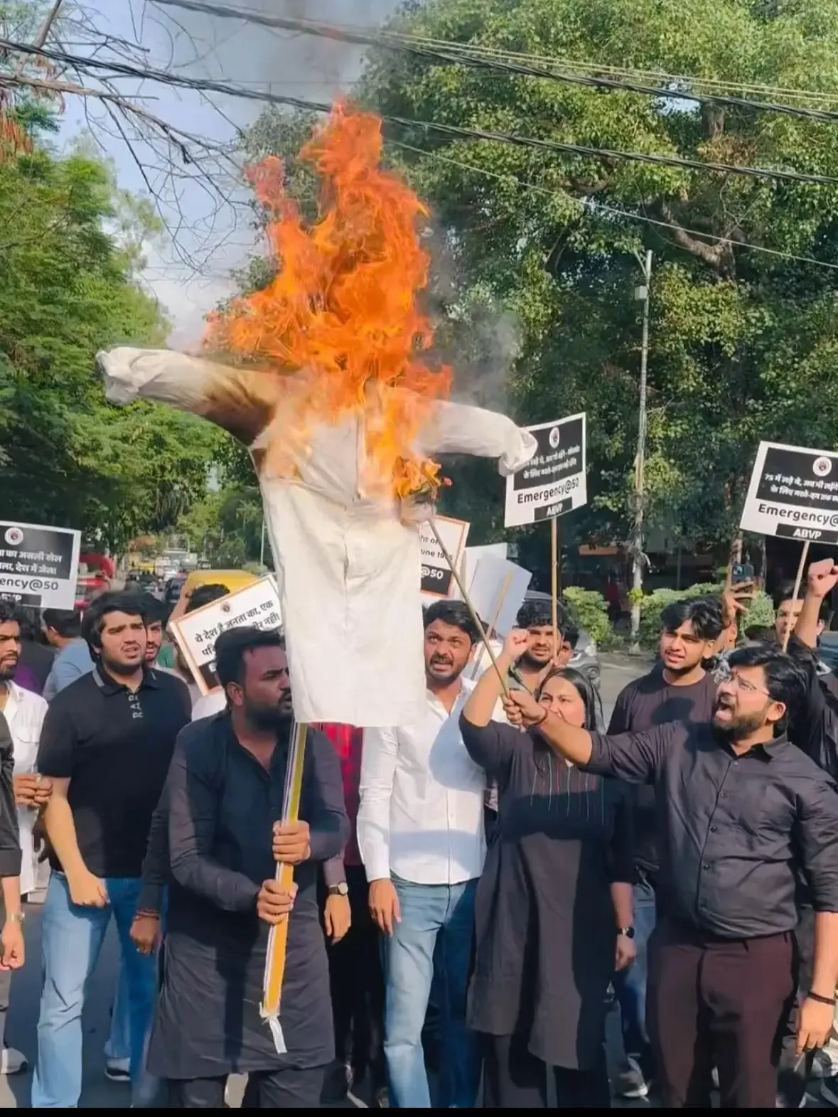 क्या आपातकाल के 50 वर्ष पूर्ण होने पर अभाविप ने दिल्ली विश्वविद्यालय में पुतला दहन किया?