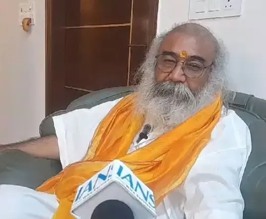 Acharya Pramod Krishnam Demands Apology from Harshvardhan Sapkal for Comparing Fadnavis to Aurangzeb