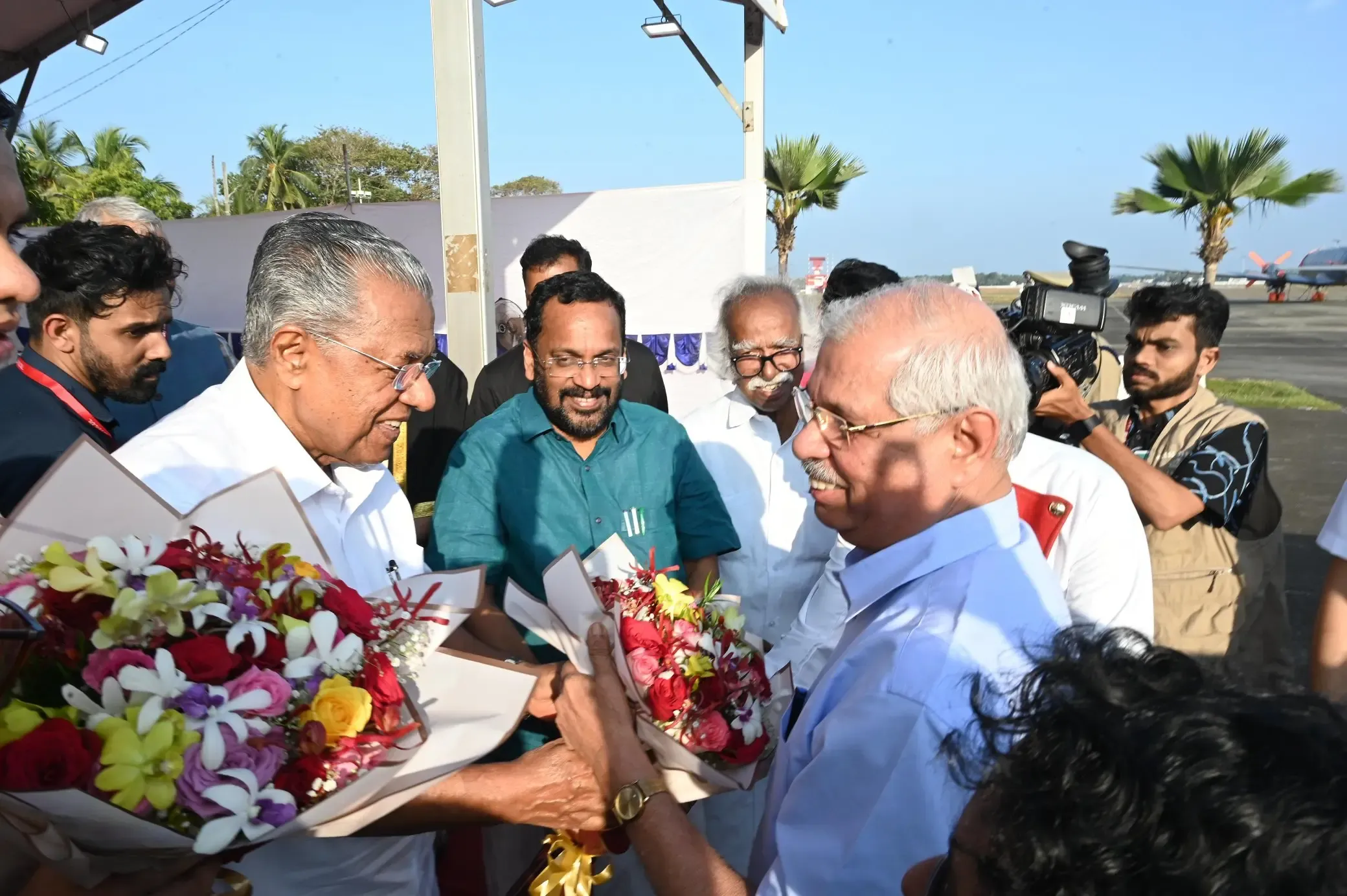 CM Vijayan Hurries to Welcome New Governor Arlekar Following Departure of Arif Mohd Khan