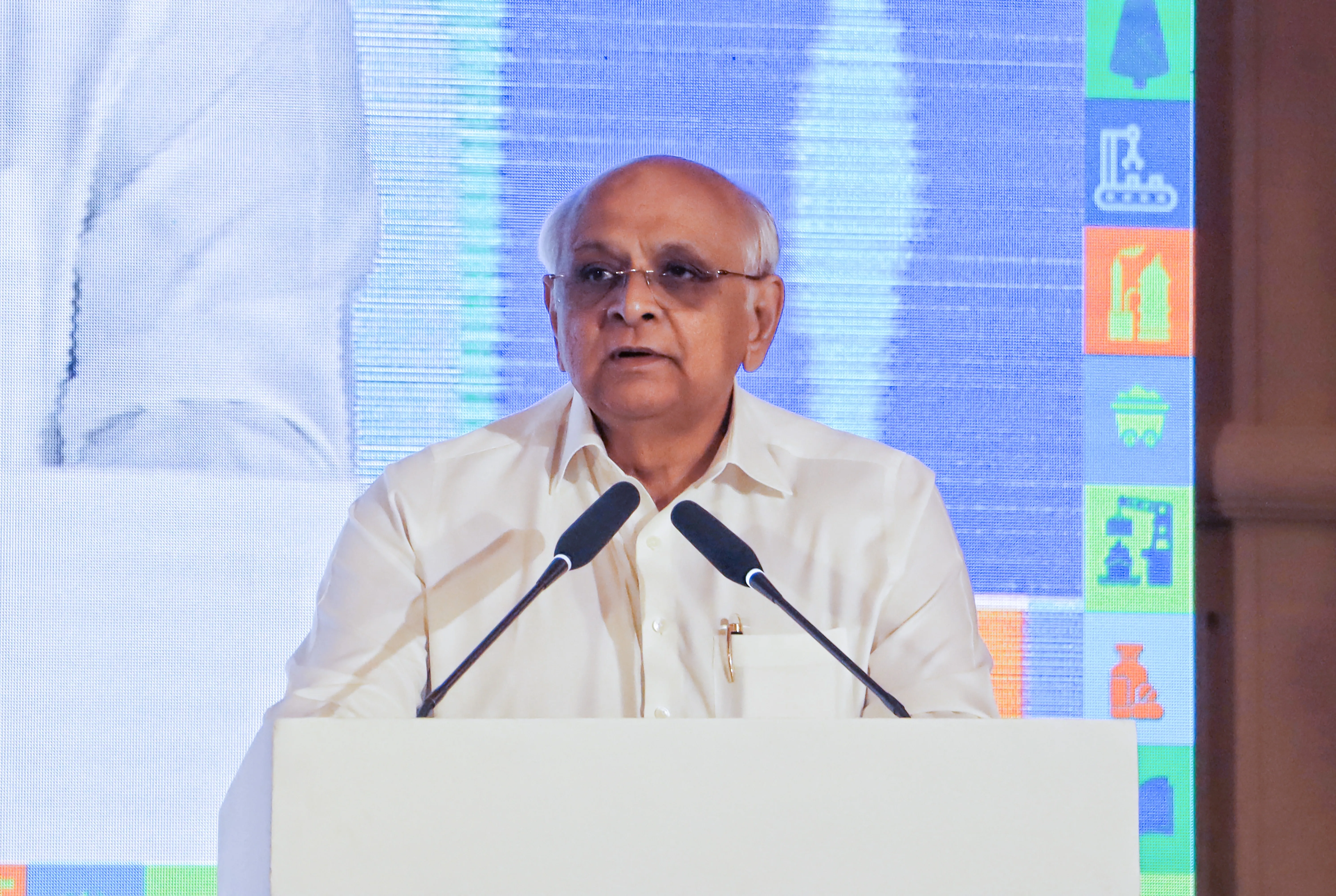 What Strengths Does Gujarat Showcase Ahead of Vibrant Gujarat Regional Conferences?