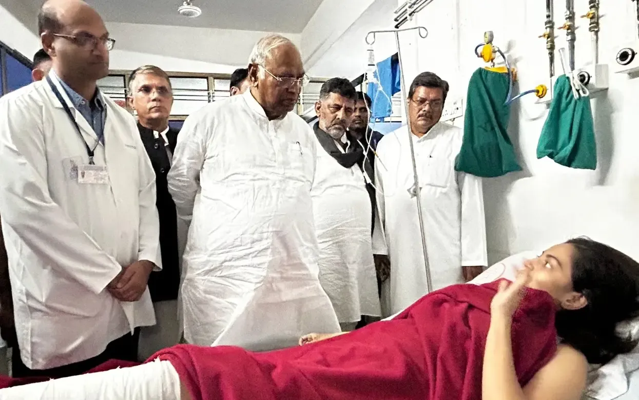 क्या कांग्रेस का प्रतिनिधिमंडल अहमदाबाद विमान हादसे के पीड़ितों से मिला?