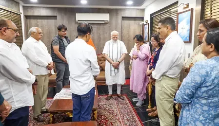 Did PM Modi Meet the Family of Former CM Vijay Rupani After the AI-171 Crash?