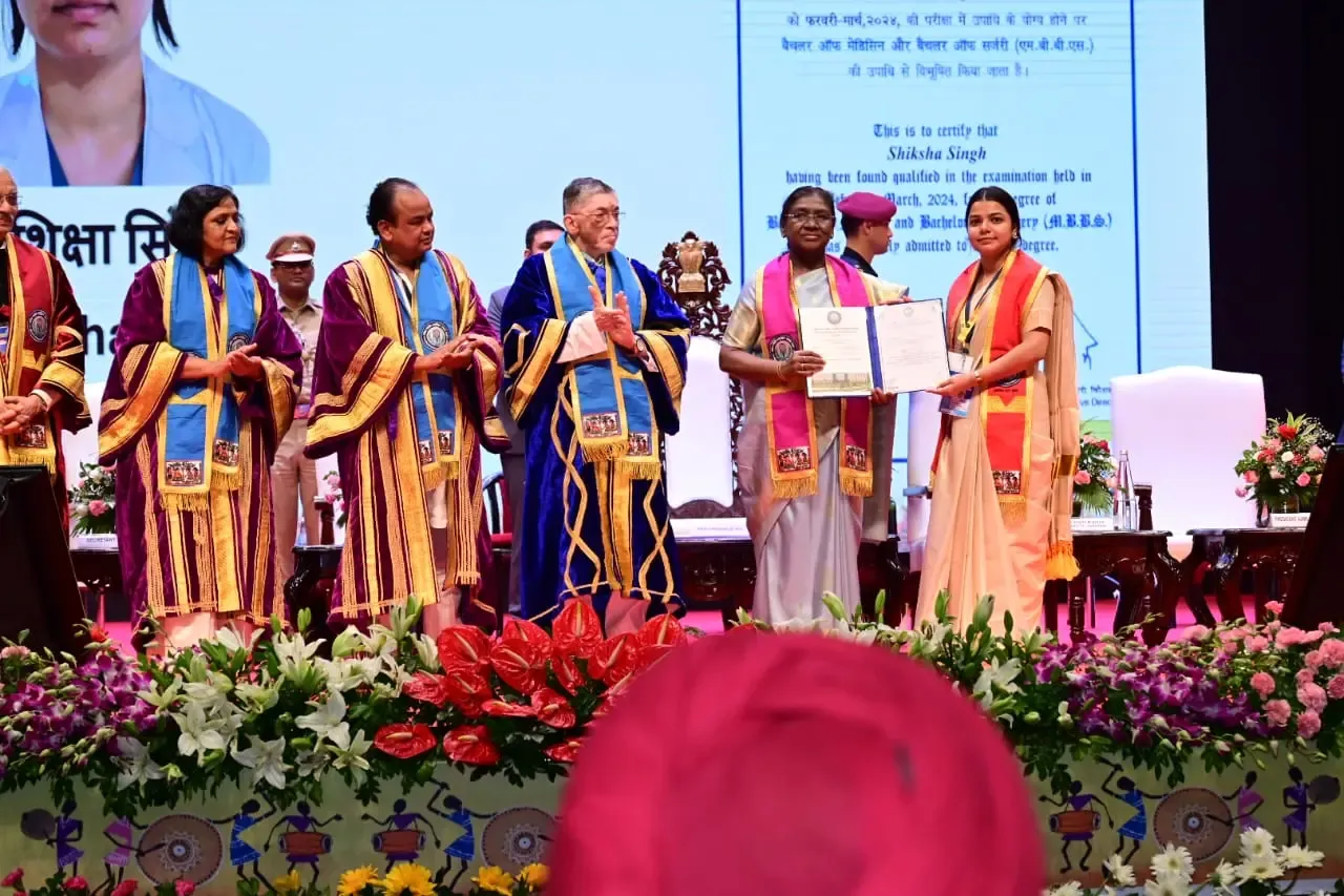क्या एम्स देवघर दीक्षांत समारोह में राष्ट्रपति मुर्मू ने डॉक्टरों से संवेदनशील बनने का आह्वान किया?