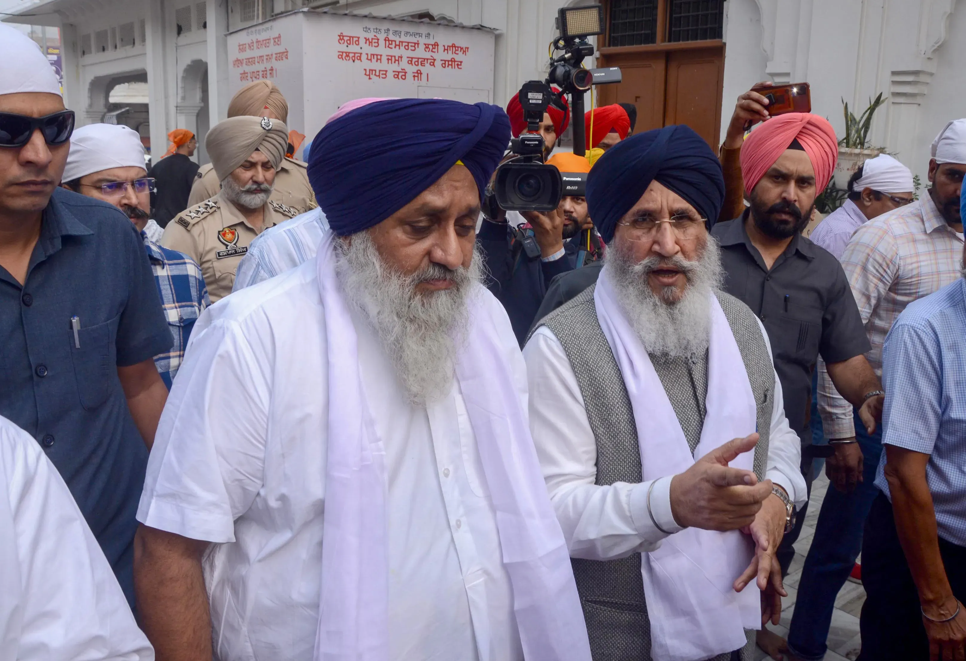 Akal Takht Imposes Sanctions on Sukhbir Badal; Directs Former Dy CM to Undertake Cleaning Duties at Golden Temple