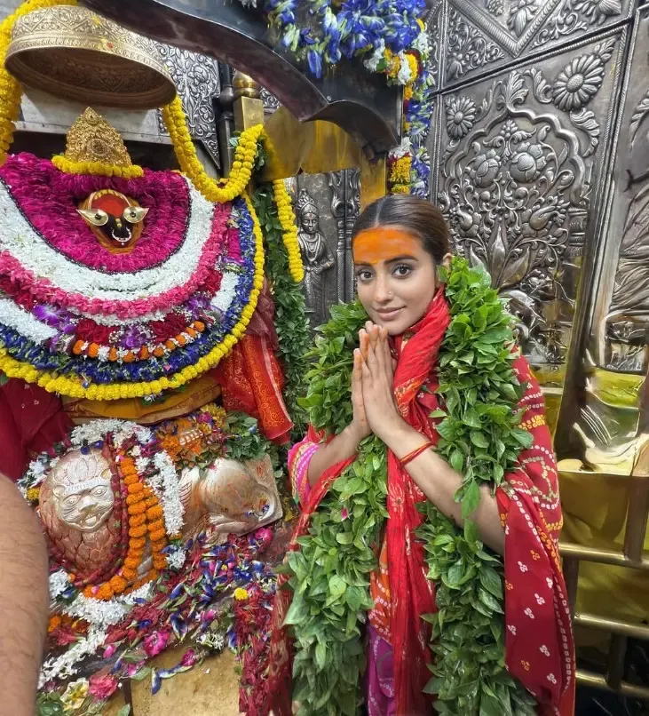 क्या अक्षरा सिंह ने मां विंध्यवासिनी के दरबार में आरती की?