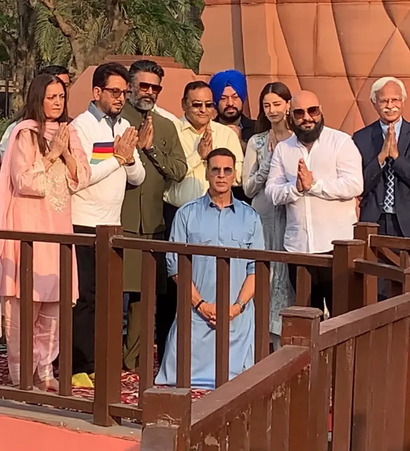 Akshay Kumar and Ananya Pay Respects at Golden Temple and Jallianwala Bagh