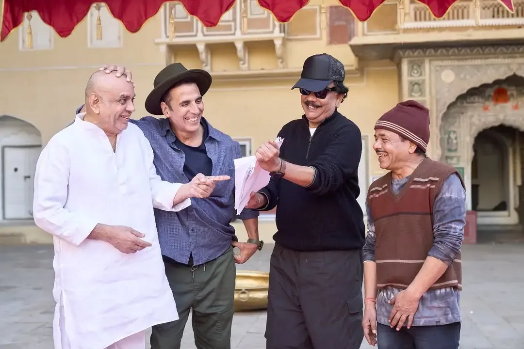 Akshay Kumar and Paresh Rawal Celebrate Priyadarshan's Birthday on 'Bhoot Bangla' Set