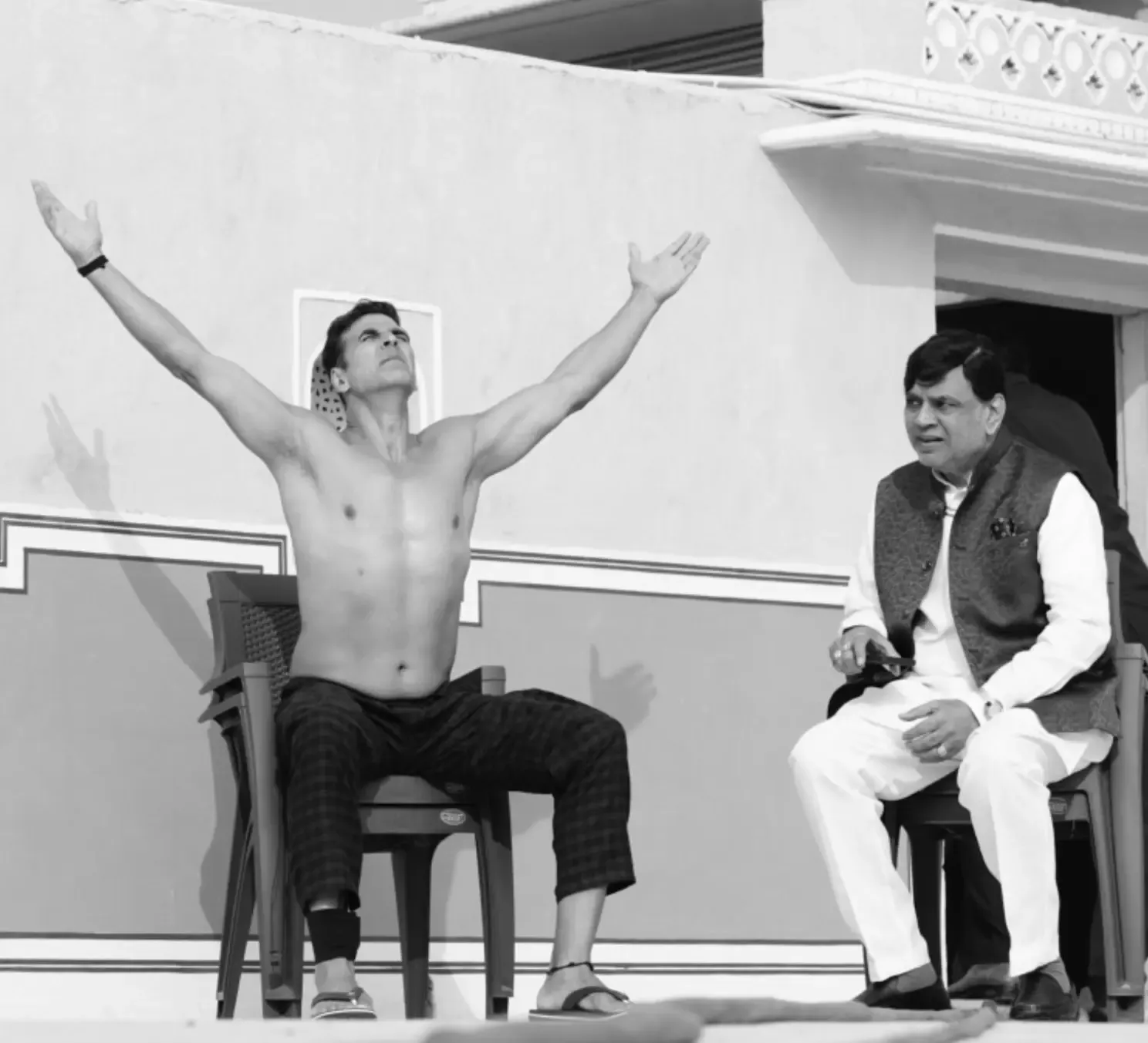 Akshay Kumar and Paresh Rawal Enjoy the Winter Sun While Filming 'Bhoot Bangla'