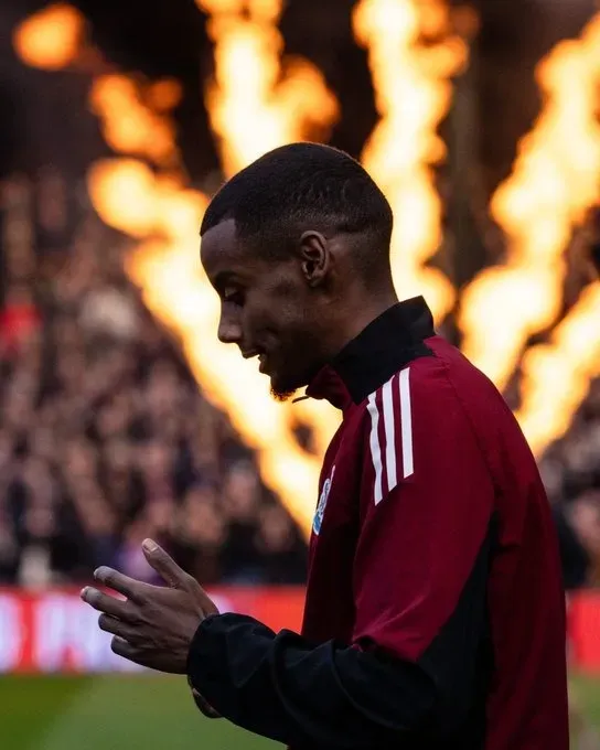 Newcastle Manager Eddie Howe Assures Alexander Isak's Hip Injury Is Not Serious