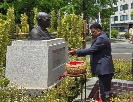 Did the All-Party Delegation Honor Mahatma Gandhi in Tokyo?