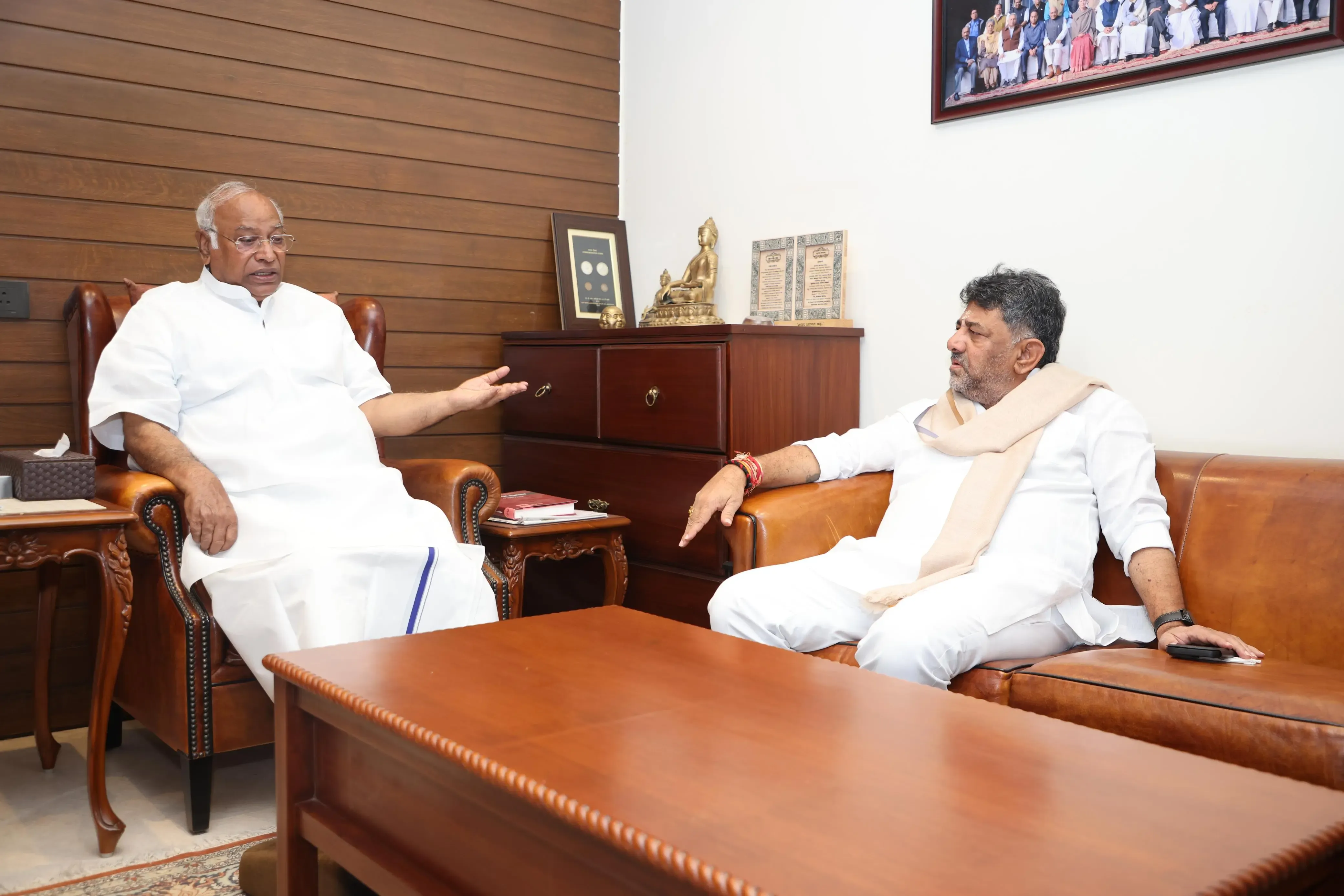 D. K. Shivakumar Meets Mallikarjun Kharge Amid Congress Turmoil in Karnataka