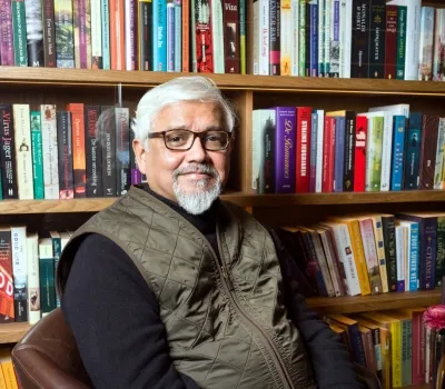 क्या अमिताभ घोष ने अंग्रेजी साहित्य में अपनी अनूठी पहचान बनाई है?