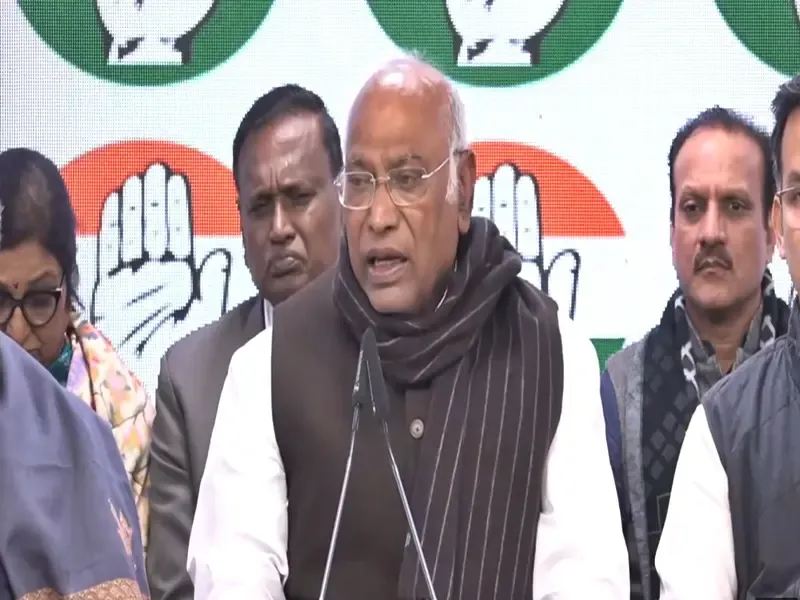 Kharge Demands Amit Shah Apologize by Midnight or Step Down from Cabinet Over Ambedkar Controversy
