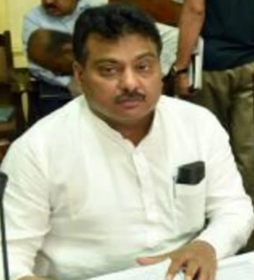 After BJP Expulsion, K'taka MLA Yatnal Meets Congress Leader, Patil Denies Any Association