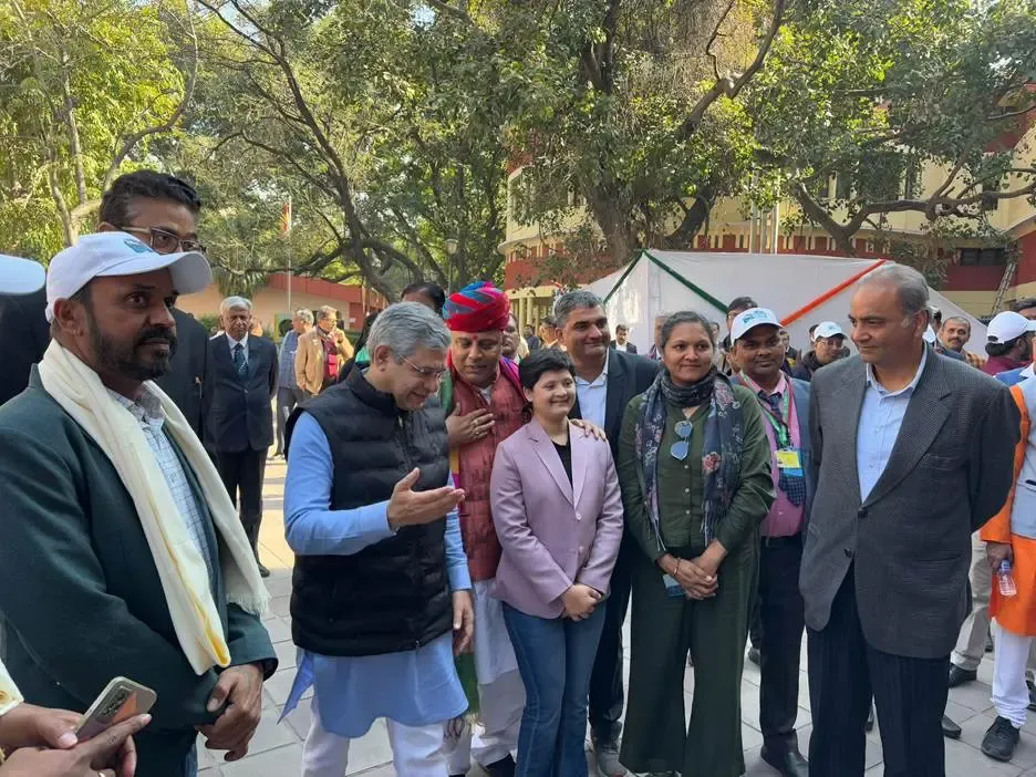 Ashwini Vaishnaw Engages with ‘Mann Ki Baat’ Special Guests for Republic Day