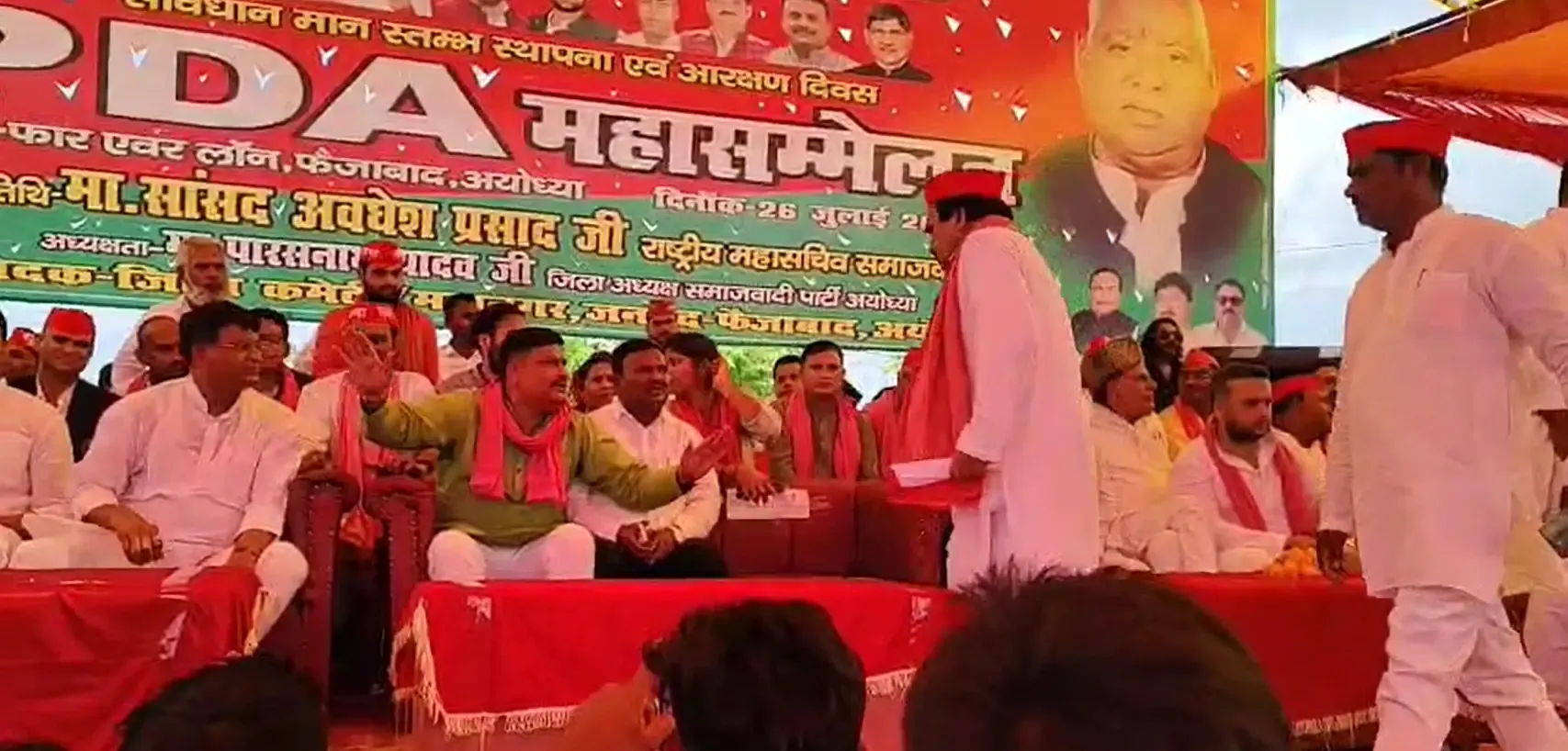 क्या अयोध्या में सपा के 'पीडीए महासम्मेलन' के दौरान कुर्सी के लिए हंगामा हुआ?