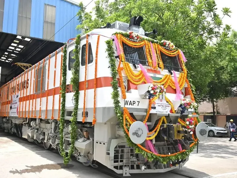 क्या बनारस रेल इंजन कारखाने ने 2,500वें इलेक्ट्रिक इंजन का लोकार्पण करके इतिहास रच दिया?