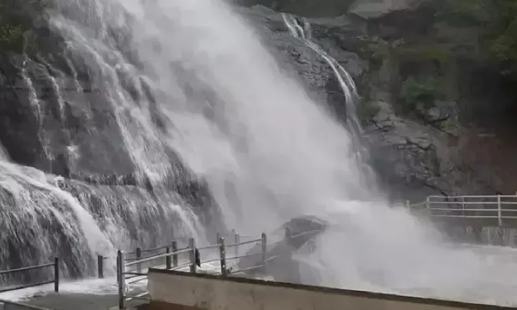 Why is bathing banned at Courtallam waterfalls for the seventh consecutive day?