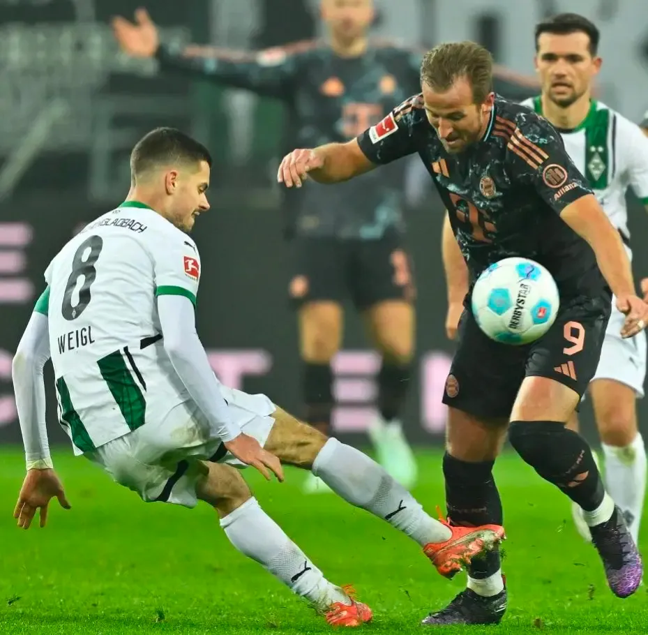 Bayern Munich Defeats Monchengladbach to Maintain Bundesliga Lead