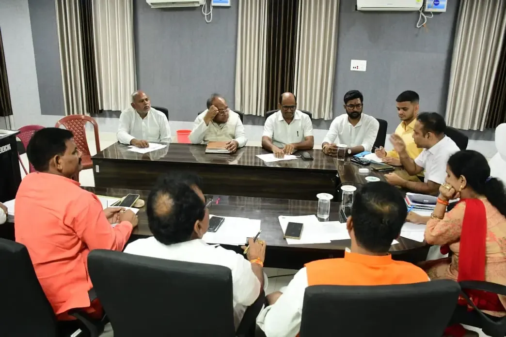 क्या भागलपुर के जिलाधिकारी ने राजनीतिक दलों के प्रतिनिधियों के साथ बैठक की?