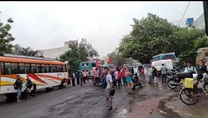 How are Strikers Impacting Rail and Road Traffic in Bengal?