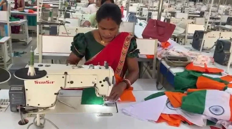 How are Bihan Didis Contributing to the 1.5 Lakh Tricolour Order under Har Ghar Tiranga Abhiyan?