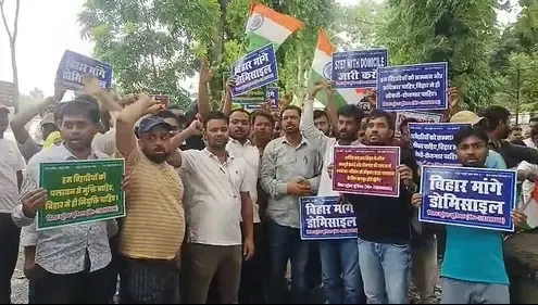 क्या पटना में छात्रों का प्रदर्शन डोमिसाइल नीति की मांग को लेकर है?