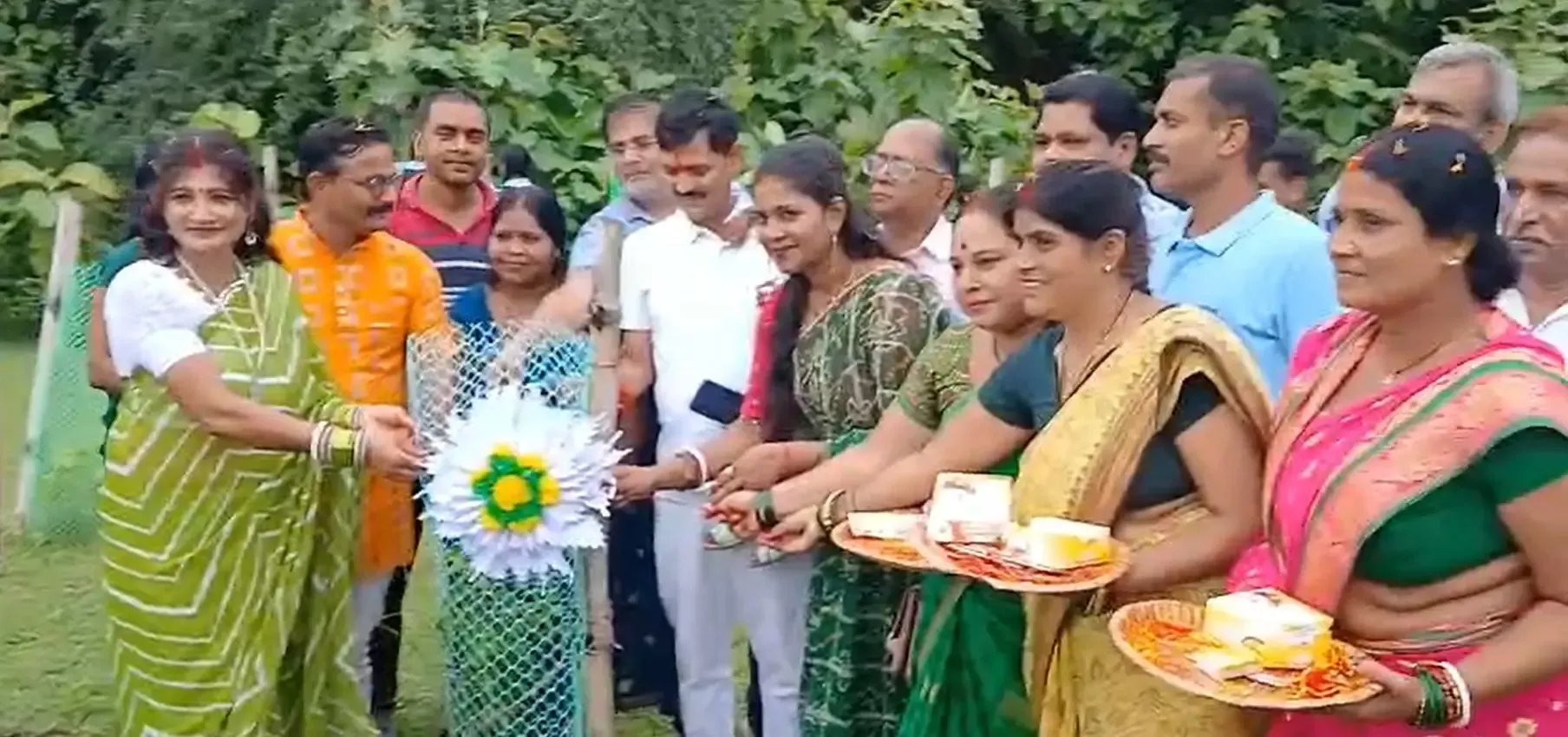 क्या गया में रक्षाबंधन पर महिलाओं ने पेड़ों को बांधकर अनोखी पहल की?