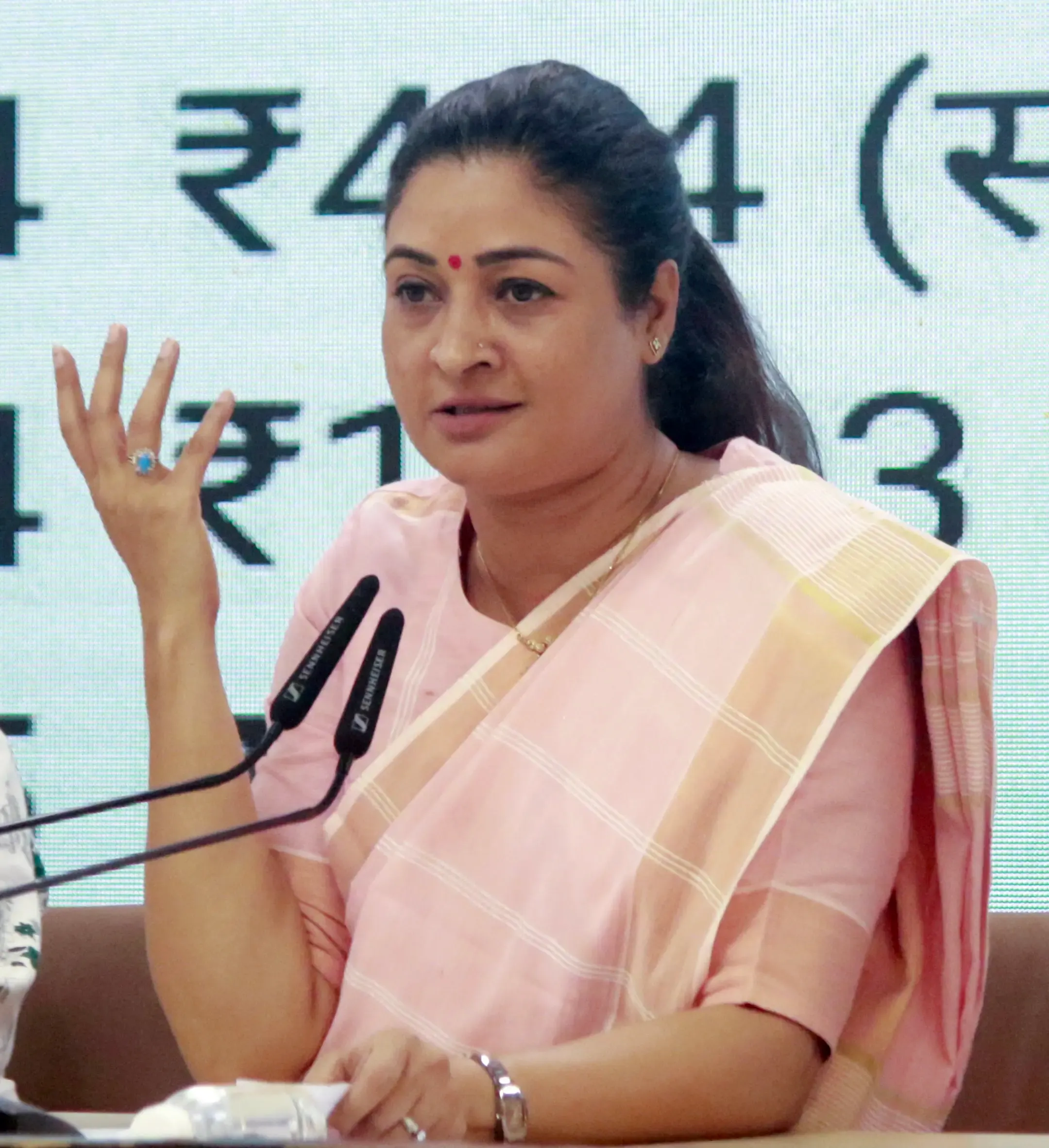 क्या बिहार की 80 प्रतिशत ग्रामीण महिलाएं सैनिटरी पैड के बजाय कपड़े का उपयोग करने को मजबूर हैं? : अलका लांबा